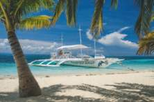 Einfach traumhaft: der White Beach auf Boracay und das Flugzeugwrack für Taucher. Resort-Tipp: 14 Nächte mit zehn Tauchgängen im Calypso Resort & Calypso Diving kosten bei Absolut Scuba 1069 Euro.