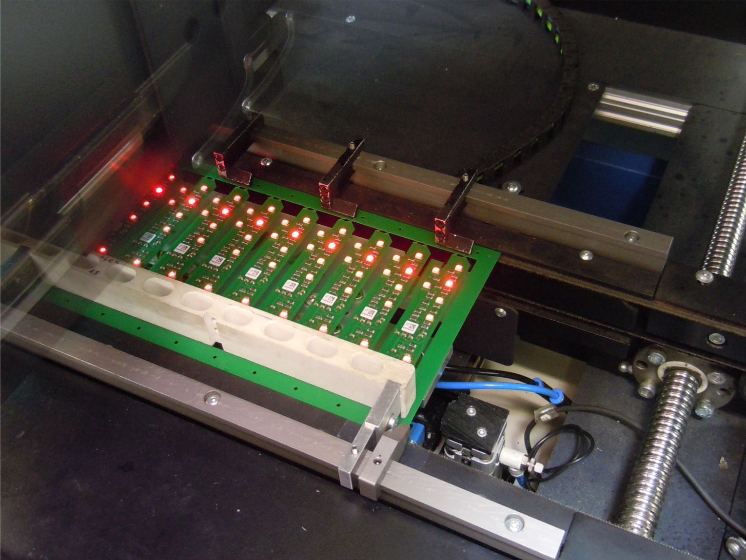 Bild 2: Helligkeitsprüfung von LEDs Generell ist man mit der Bedienung der OptiCon-Systeme sehr zufrieden.