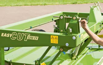 Mit DuoGrip von KRONE werden EasyCut Mäher im Schwerpunkt getragen und von Lenkern seitlich geführt.