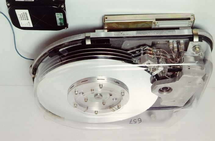 40 MB Festplatte (Winchester) um 1987 in der DDR Im Vordergrund befindet sich eine 3 1/2" Festplatte, wie sie heute in den PC's mit
