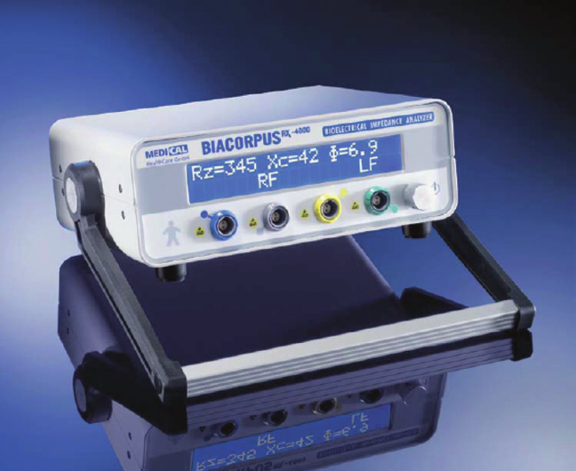 Bestimmung der Körperzusammensetzung mit Bioelektrischer Impedanz Analyse << MESSGERÄT BIACORPUS RX 4000 Das BIACORPUS RX 4000 ist ein volldigitales, phasensensitives 4-Kanal-Impedanzmessgerät mit