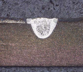 Hierbei sind eine dünnwandige Hülse (0,1 mm Wandstärke) und ein Stopfen (6 mm Außendurchmesser) im Stumpfstoß zu verbinden.