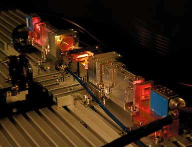 3 4 GEPULSTER HO:YLF-LASER erzeugt Pulse von 3,5 mj Energie mit einer Pulsdauer von 35 ns bei einer Frequenz von 1 khz und 11 mj Energie mit einer Pulsdauer von 25 ns bei 100 Hz.