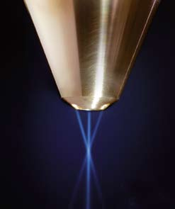 3 34 dreistrahl-pulverzufuhr- DÜSEN MIT VERBESSERTER PERFORMANCE Ein wichtiges Ziel beim Laserauftragschweißen ist die Erhöhung des Pulverwirkungsgrads.