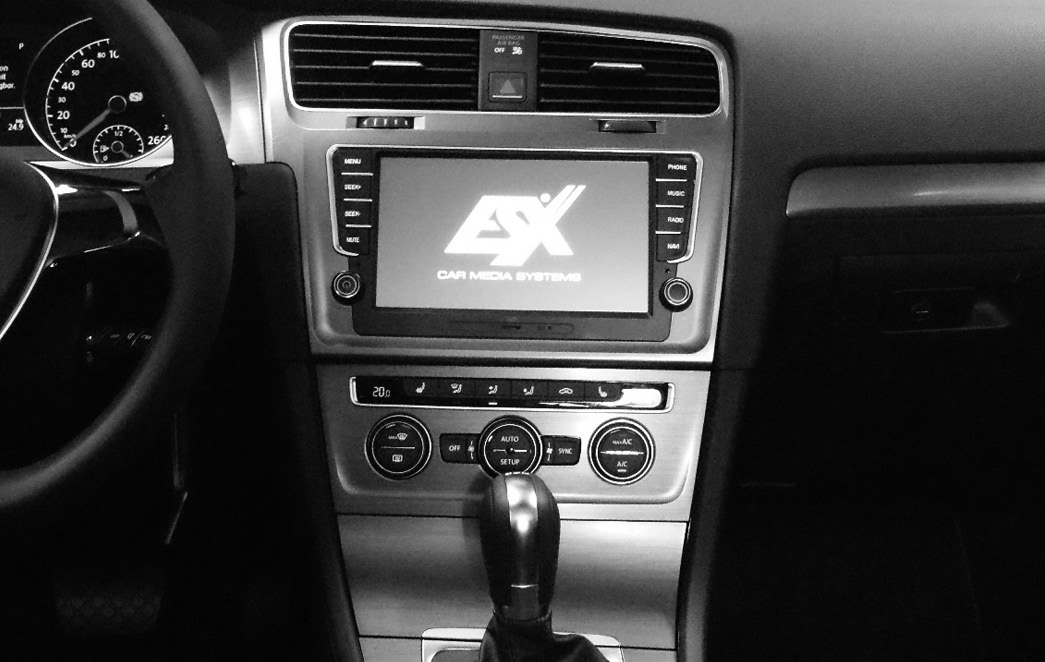 INSTALLATION EXAMPLE / Einbaubeispiel VOLKSWAGEN GOLF VII COMPOSITION MEDIA 6 Set the ESX device into the bay. Before you complete the installation of the new ESX device, check its function.