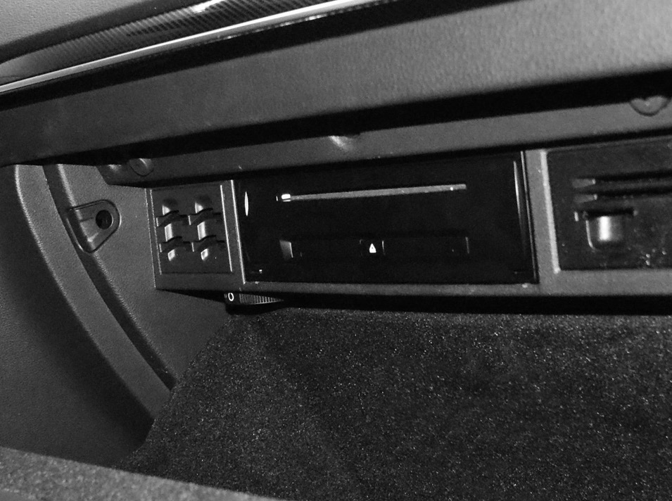Externes DVD-Laufwerk: Sollte Ihr Fahrzeug kein werksseitiges CD-Laufwerk im Handschuhfach besitzen, benötigen Sie zur Installation des ESX-Laufwerks einen originalen Handschufacheinsatz von VW.
