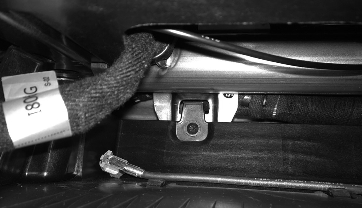 L R 8 Remove the three screws (T20) as marked on the image and pull out the CD drive glove box holder carefully.
