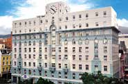 Das Hotel Paxton ist zentral gelegen, das The Beach Hotel direkt an der Strandpromenade.