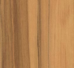 Das europäische Nussbaumholz ist hart und biegsam. Es hat eine mattbraune bis schwarzbraune Färbung und ist von unterschiedlich breiten dunkleren Adern unregelmässig durchzogen.