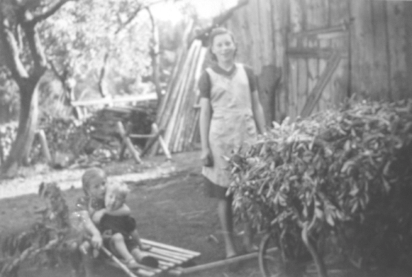 Foto auf voriger Seite: Lotte Kiesl mit den Duebeler Kindern und dem Hund Lilli Lotte Kiesl mit den Dübeler Kindern Den beiden Frauen ist die große Lesesteinmauer in