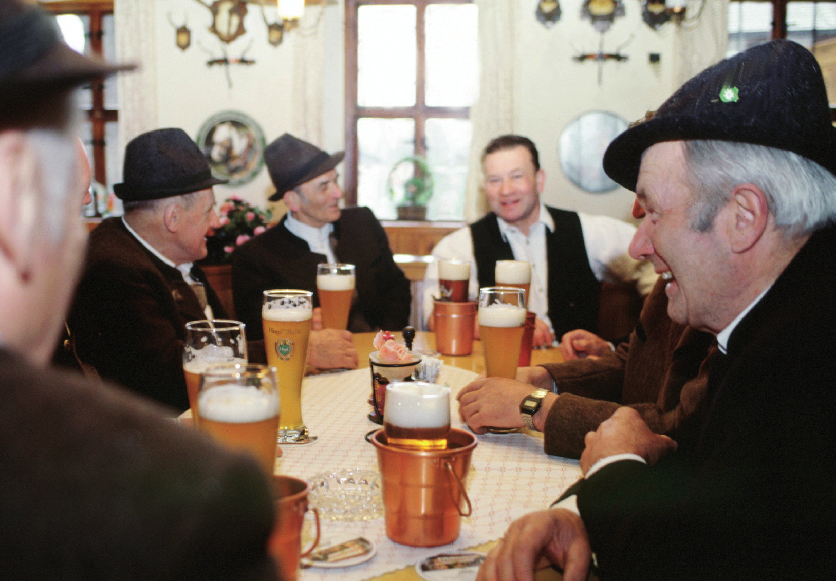 bayerischer Gasthof c 5 2 Da kommt ja unser Schützenkönig! Vor dem Gasthof,Brandl in Seebruck stehen schon die Männer des Schützenvereins,Edelweiß und begrüßen Ludwig und seinen Sohn. Langsam!