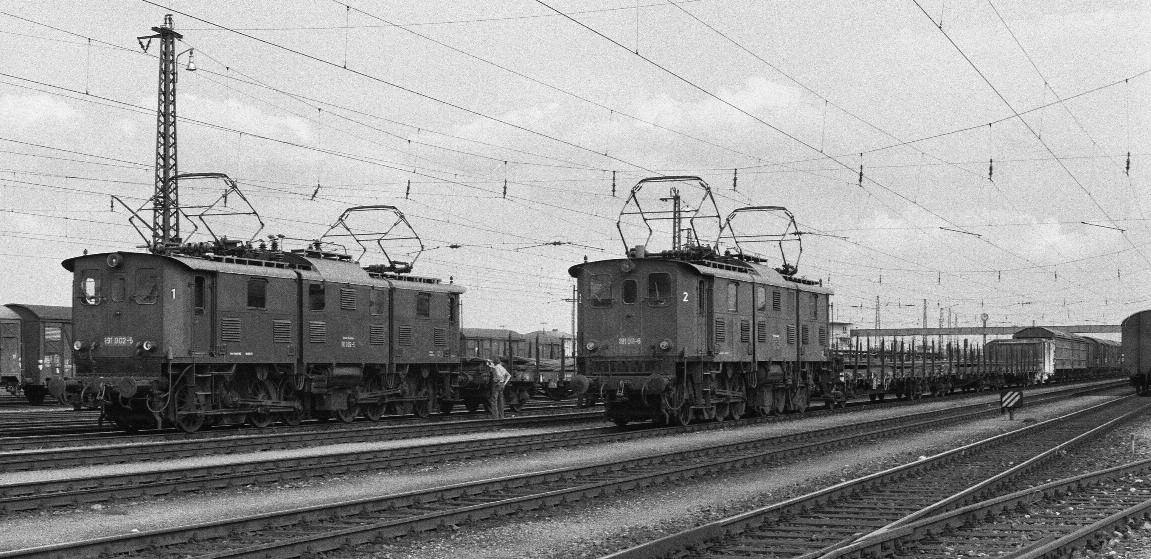 Entwicklung bei der DB Gleich zwei Güterzüge mit Schienenwagen warteten im September 1972 im Rbf München-Laim auf die Ausfahrt.
