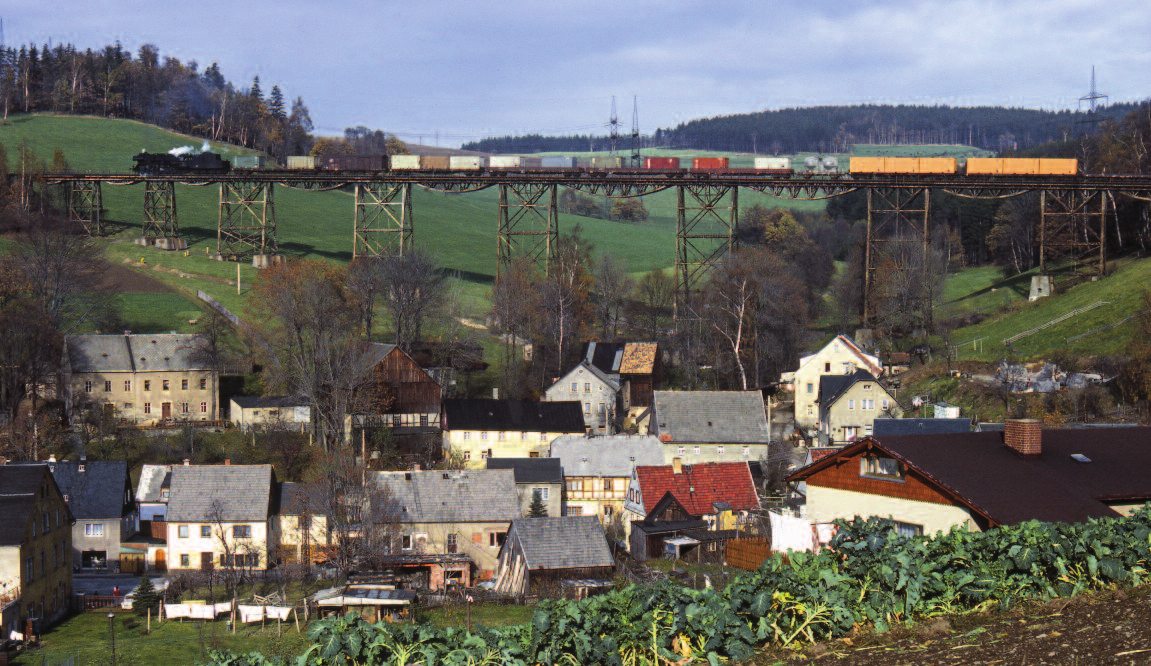 Entwicklung bei der DR 50 3628 im Oktober 1986 mit dem N 61971 Aue Annaberg-Buchholz auf dem Markersbacher Viadukt.