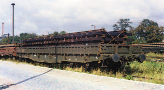 Juni 1948 verfügte die DR damals nur über 891 Drehgestell-Schienenwagen 532 SS und 359 SSl.