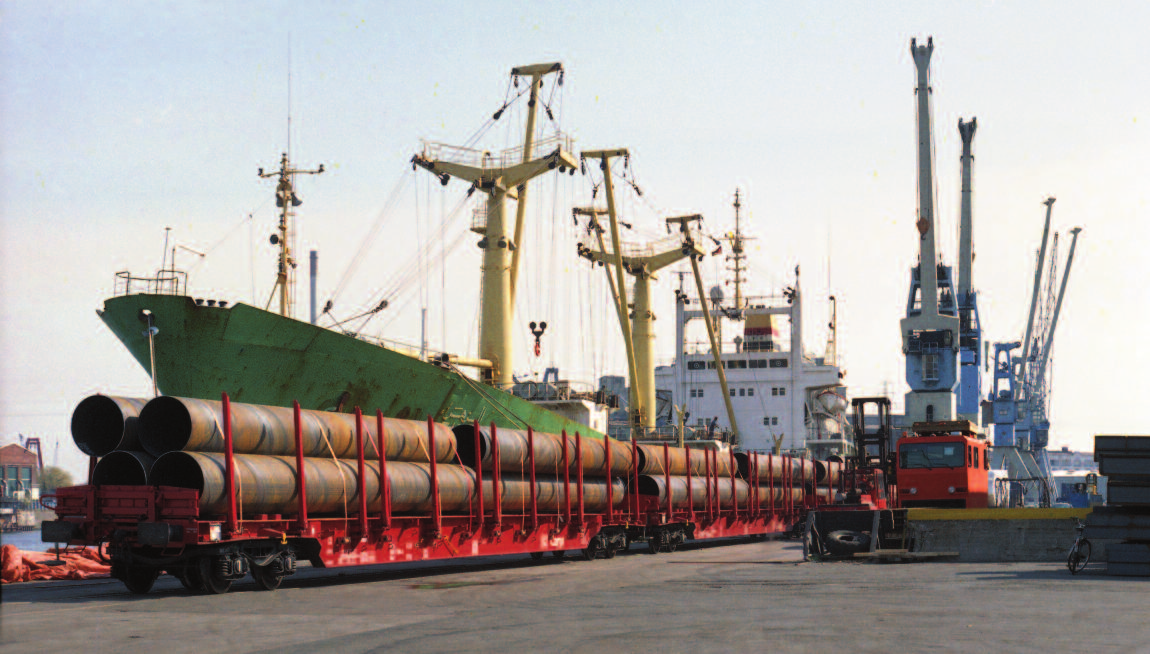 Entwicklung bei der DB AG Eine Gruppe mit Röhren für den Export beladener Rbns 641, vorn der 390 7 094, im März 1998 im Hamburger Hafen.