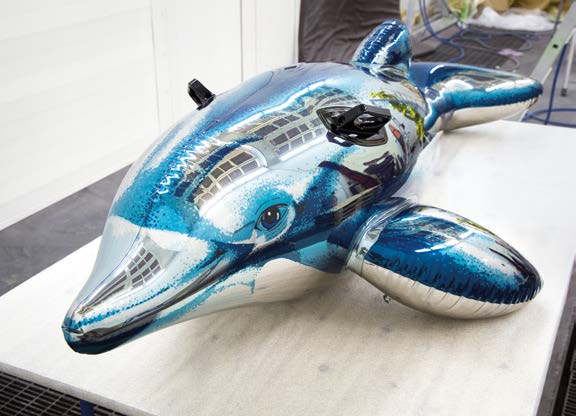 Interview Ich habe jedes Mal ein Gänsehautgefühl, wenn der Künstler seine Idee verwirklicht sieht und begeistert wow sagt. Statt im Wasser ist dieser Delfin im Museum anzutreffen.
