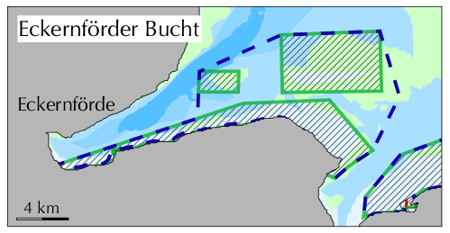 Das überlagernde EU Vogelschutzgebiet Eckernförder Bucht mit Flachgründen DE 1525-492 (blau gestrichelt).