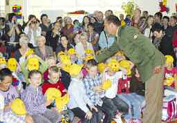 Der Lokalanzeiger 7. 10. 2011 LANGENZENN - Stellvertretend für alle Schulanfänger fand dieses Jahr die offizielle Übergabe der gelben Mützen in der Grundschule Langenzenn statt.
