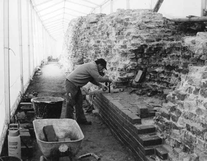 Abb. 2 Sanierungsarbeit an der mehr als 800 Jahre alten Mauer des Danewerks se des dänischen Reiches in mehreren Etappen errichtet wurde, stand nach der Volksabstimmung von 1920 auf deutschem Boden.