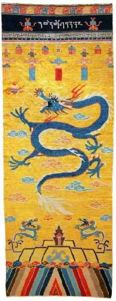 Ningshia um 1930 1940 Chinesische Nordprovinz 400 cm x 148 cm Schafschurwolle Ungefärbte Baumwolle Katalog-Nr: 30 Die Region Ningshia hat ihren Namen einer Teppichart gegeben, die an ihrer Qualität,