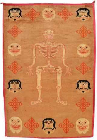 Ritualteppich um 1900 China/Tibet Katalog-Nr: 33 140 cm x 94 cm Schafschurwolle Wahrscheinlich ungefärbte Baumwolle Dieser sehr seltene Ritualteppich gibt einige Rätsel auf.