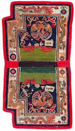 Shigatse-Makden um 1900 Tibet Katalog-Nr: 37 112 cm x 57 cm Schafschurwolle Ungefärbte Wolle Vielfältig ist die Form der tibetischen Sättel, meist aus einem Obersattel Masho und einem Untersattel