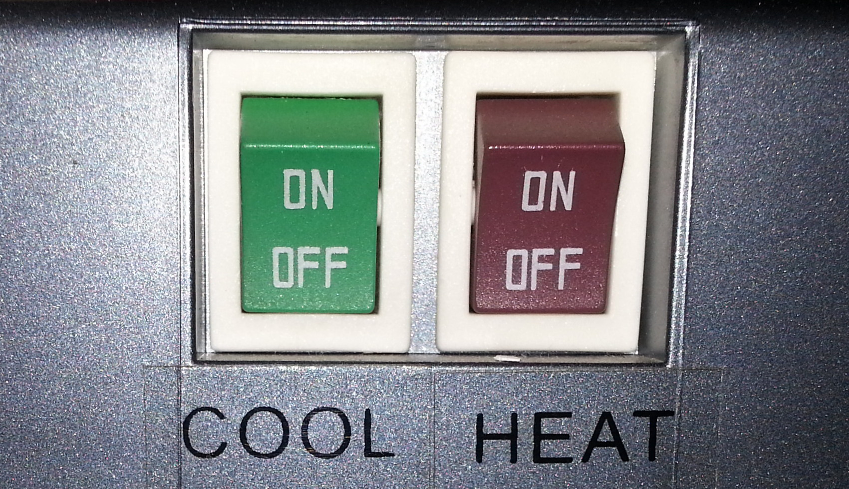4. Erste Inbetriebnahme Schalter Kühlung COOL (11) und Heizung HEAT(12) auf der Rückseite des Wasserspenders müssen zuerst unbedingt ausgeschaltet schaltet bleiben : OFF Schliessen Sie den
