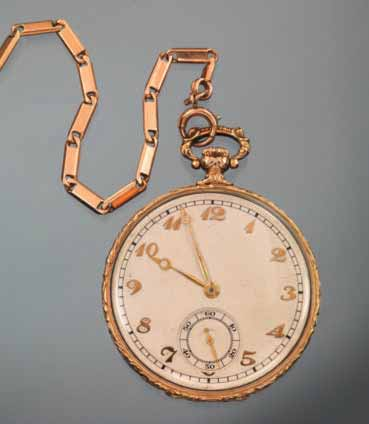 Mit Stunden- und Minutenzeiger; D = 5 cm. Mit vergoldeter Uhrenkette, L 49 cm. CHF 720 / 780. EUR 600 / 650.