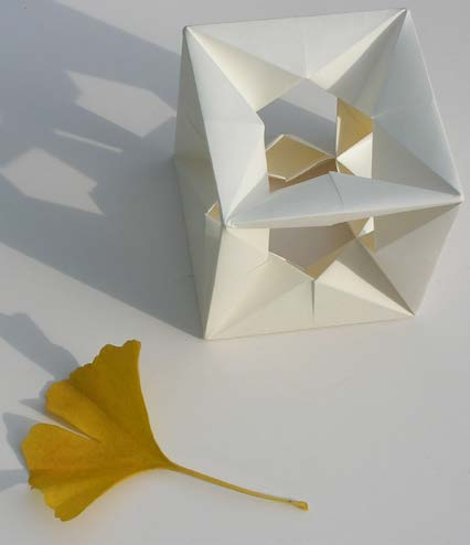 aus einzelnen Blättchen, teils auch aus mehreren Blättchen modular zusammengesetzt ( modular origami, unit-origami ). Beide Traditionen sind in den hier dargestellten Modellen vereint.