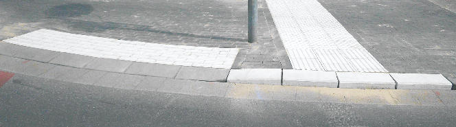 Tast- und Rollbordsteine für getrennte Querungsstellen mit 6 cm Einbauhöhe der Tastbordsteine und Rollbordsteine für eine Nullabsenkung von 3 auf 0 cm gemäß Leitfaden Straßen.NRW innerorts (2.