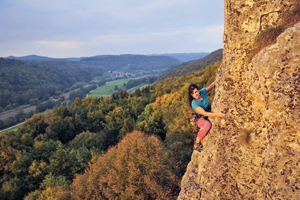 Willkommen im Nürnberger Land INHALT 4 Routen & Felsen Das Klettergebiet im Nürnberger Land in der Übersicht 6 Klettersteige Kletterschulen und fachkundige Guides 8 Kletterkurse Klettern lernen bei