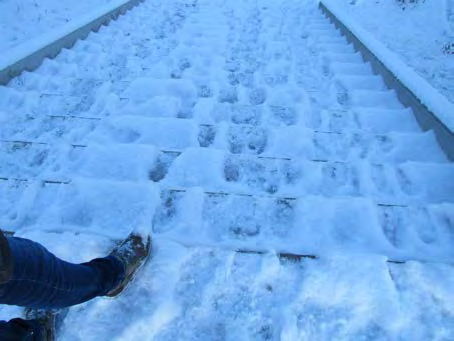 Treppen und Stufen zuerst räumen und streuen Treppen und Stufen sind unverzüglich von Eis und Schnee zu befreien.