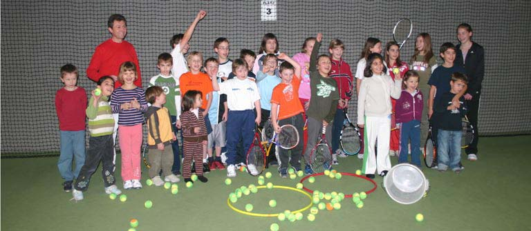 Viel Spaß hatten die Kinder bei der 2. Indoor-Tennis-Olympiade. Nach dem olympischen Gedanken Dabei sein ist alles konnten die Kids ihre koordinativen Fähigkeiten wieder unter Beweis stellen.
