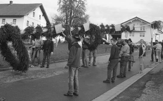... und in Großbärnbach Schon eine Woche vor dem 1.Mai trafen sich in Großbärnbach die Frauen aber auch einige Männer, um Kränze und Girlanden zu binden.