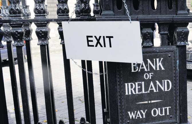 Obwohl Irland derzeit gar kein frisches Geld durch Staatsanleihen aufnehmen muss, übt man in der EU Druck auf das Land aus, jetzt schon Hilfe anzufordern.