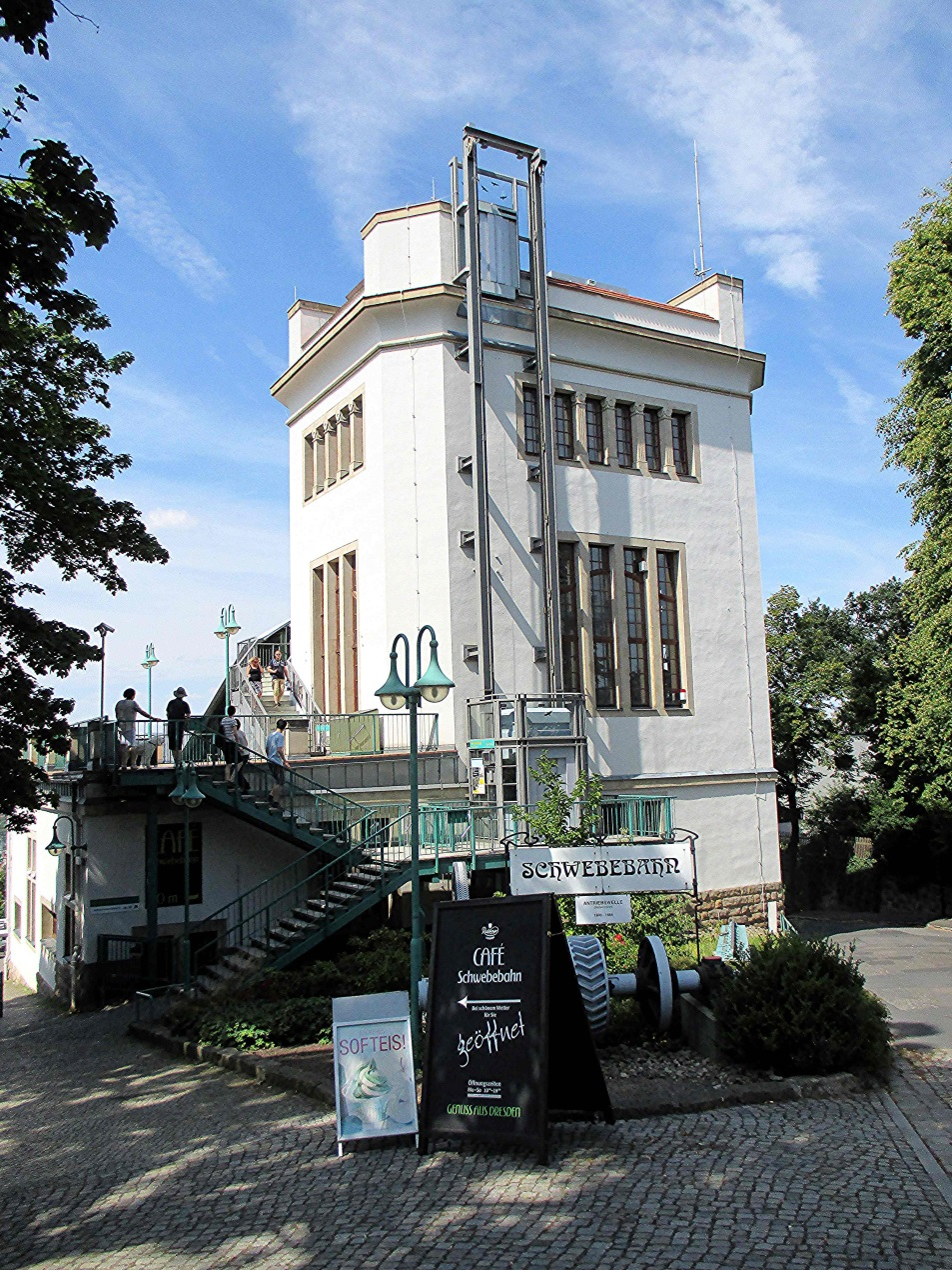 Heute gibt es einen Aufzug zur Aussichtsplattform und unten eine Terrassen-Gaststätte, die das frühere Ausflugslokal