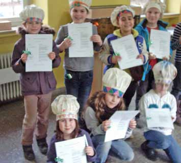 Für die erfolgreiche Teilnahme bekam am Ende jeder Schüler die entstandene Rezeptkartei sowie die selbst gestalteten Kochmützen als Auszeichnung überreicht.