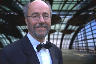 Bieler Kammerchor - Der Dirigent Alfred Schilt, Gründer und Leiter des Bieler Kammerchors, hat sein Musikstudium in Bern, Genf und während verschiedenen Studienaufenthalten im Ausland absolviert: