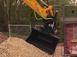 JCB bietet mit umfangreichen Optionen für die Zusatzhydraulik - Hi Flow (große Ölmenge) und Lo Flow (kleine Ölmenge) - höchste Flexibilität.