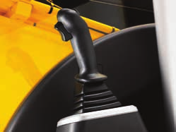 5 5 Durch das innovative Hydrauliksystem von JCB wird das Öl von den Zylindern teilweise direkt rückgeführt. Dadurch werden schnellere Arbeitsspiele und ein geringerer Kraftstoffverbrauch erzielt.