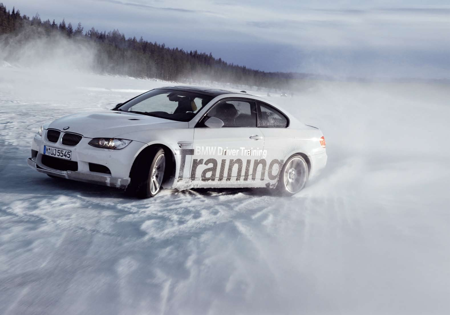OSIXT-NEWS Freude am Schnee: Mit dem BMW M3 Coupé Grenzen testen beim BMW Ice Perfection Training in Arjeplog, Schweden. schöner driften!
