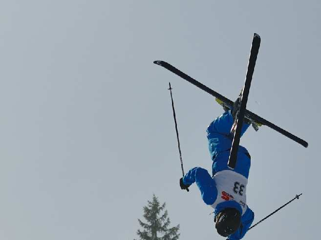 Freestyle SC Aising-Pang Schnuppertraining Freestyle - Buckelpiste Alpine Freestyle Aktivitäten gehören unumstritten zu den winterlichen Trendsportarten.