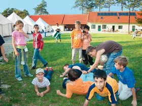 Für Gruppen und Schulklassen Projekttage im Nationalpark-Camp Meierhof Erlebnis Au-Wald Naturkundliche Projekttage im Nationalpark Donau-Auen Begleitet von unseren Nationalpark-RangerInnen geht es