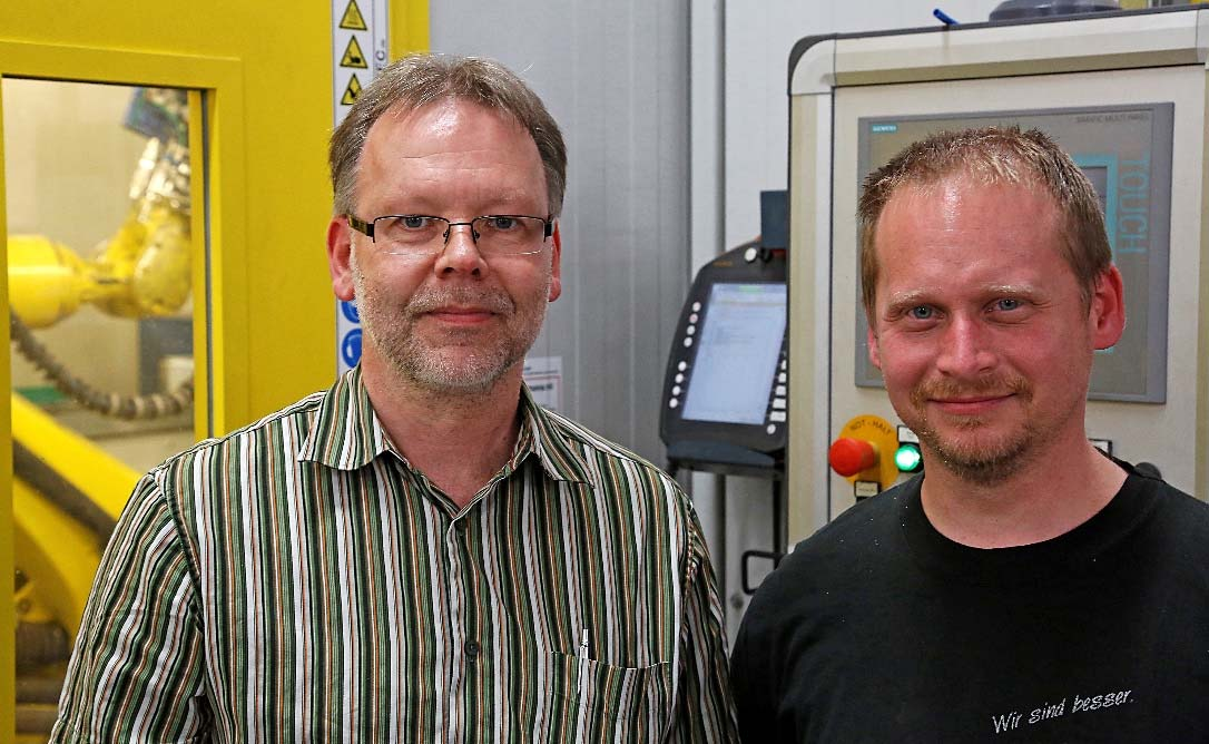 (Bild: Atlas Copco Tools) Jörg Waldschmidt, Diplom-Ingenieur bei Rittal (links), entdeckte mit seinem Kollegen Markus Bräuer die Multiflex-Kupplungen auf