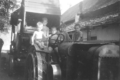 Traktor und Dreschmaschine, Eigentümer Johann Gergen 1944.