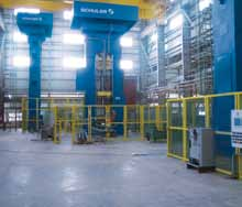 kaltumformung Hydraulische Abstreckpressen Anlage zur Herstellung von CNG-Behältern aus Platinen. Werkzeugeinbauraum. Compressed Natural Gas.