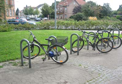 PGV Aktualisierung Radverkehrskonzept Baustein Fahrradparken 3 Folgende Arten von Fahrradparkanlagen sind dabei in Lemgo zum Einsatz gekommen: Abbildung 3: Haarnadel Abbildung 4: