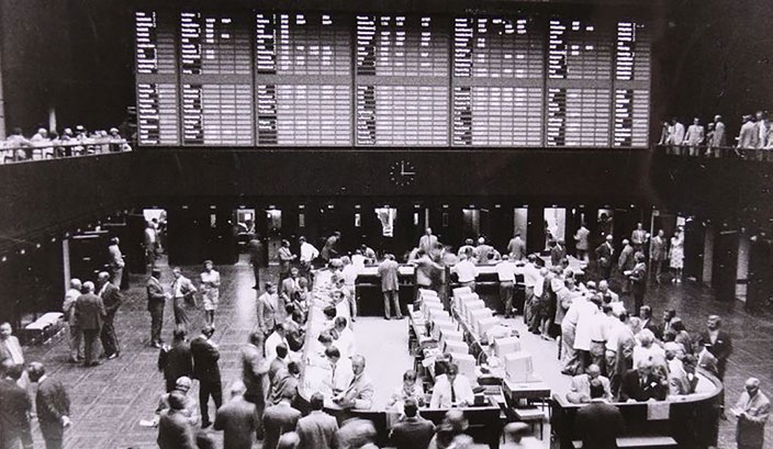 16 im.gespräch Börse Frankfurt 1969 Das digitale Zeitalter beginnt. Worauf achten Sie bei der Auswahl Ihrer eigenen Investments? Auf erfolgreiche Unternehmen und eine gute Dividende.