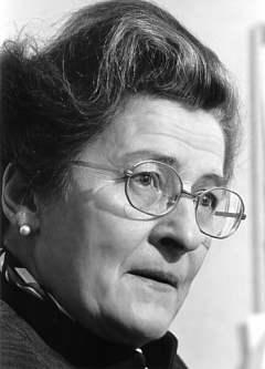 Mary Ainsworth amerikanisch-kanadische Entwicklungspsychologin 1950-1954 Mitarbeiterin in der Forschergruppe von John Bowlby 1954-1956 Forschungen zu Mutter- Kind-Beziehungen in