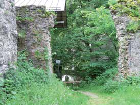 Telefonisch erhalten Sie Auskunft im Landratsamt Landsberg am Lech bei Bernhard Salcher, Tel. 08191 129-247. Die Burgruine ist übrigens auch ein ideales Ausflugsziel für Schulklassen!